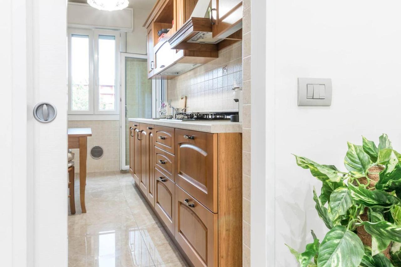 Altido Lovely Apt For 6 Located In Vibrant Gallaratese Milan Luaran gambar